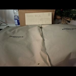 2 Tshirts (1S / 1M)Essentials Fear Of God Black